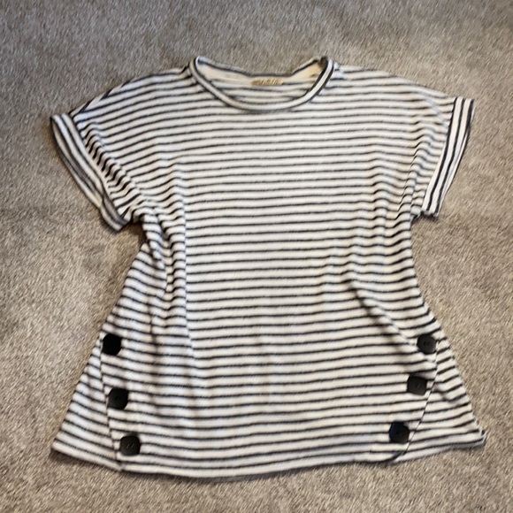 Lavish Tops - Lavish striped top sz large black and white